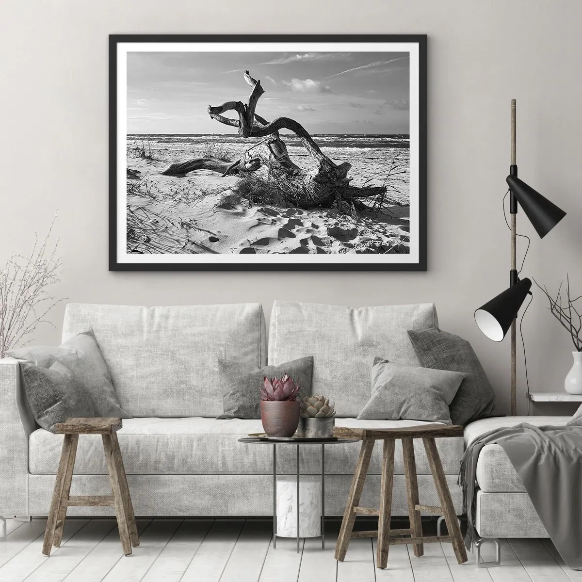 Poster in einem schwarzem Rahmen - Schwarz-weiße Landschaft mit einem toten Baum am Strand - 70x50cm - Meeresskulptur - Moderne Wanddekoration für Wohnzimmer und Schlafzimmer ARTTOR