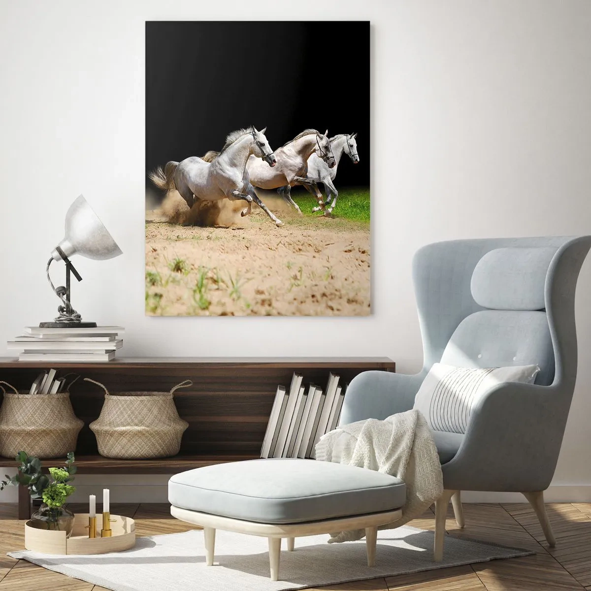 Glasbild - Bild auf glas - Drei weiße Pferde galoppieren über Sand und Gras - 80x120cm - Drei Grazien - Moderne Wanddekoration für Wohnzimmer und Schlafzimmer ARTTOR