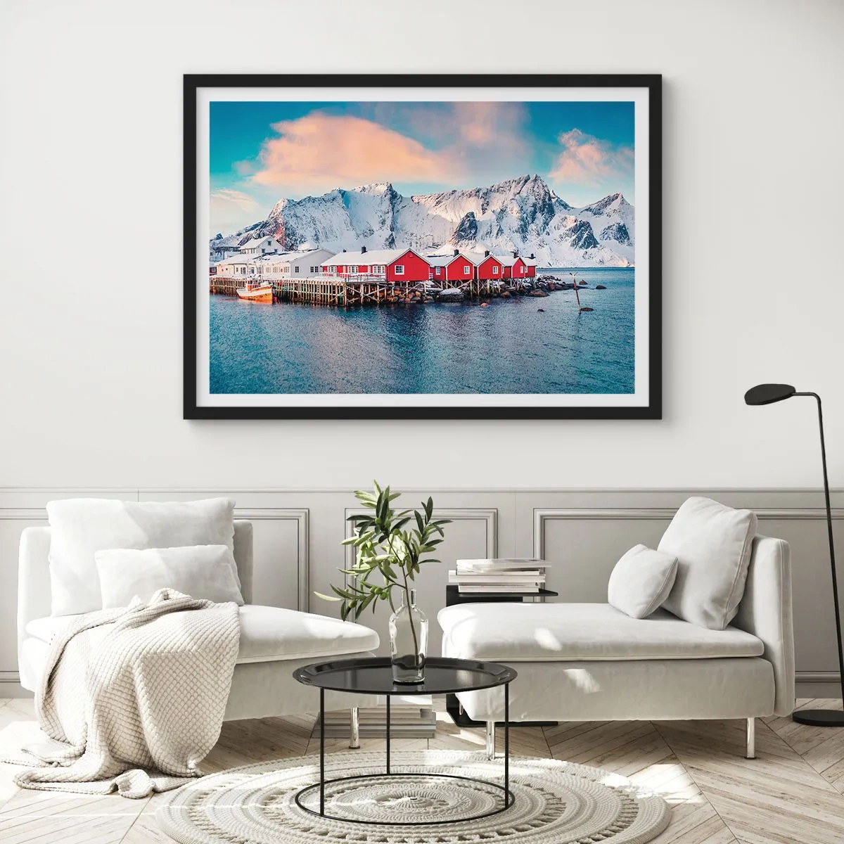 Poster in einem schwarzem Rahmen - Rote Häuser vor dem Hintergrund schneebedeckter Berge und des blauen Meeres - 70x50cm - Nördlicher Rückzug - Moderne Wanddekoration für Wohnzimmer und Schlafzimmer ARTTOR