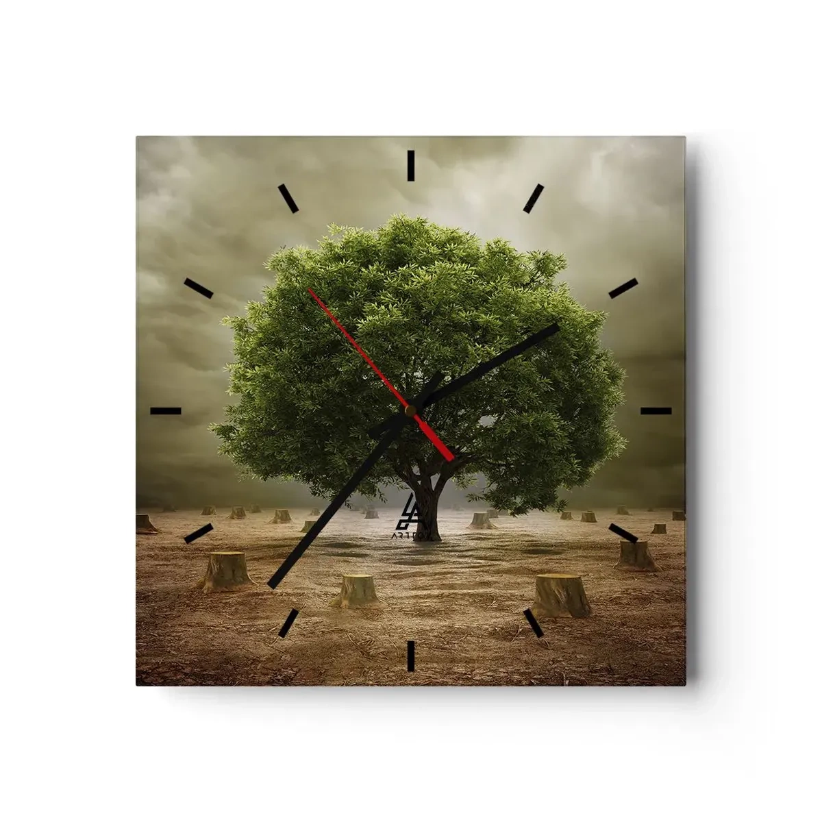Wanduhr - Glasuhr - Ein grüner Baum, umgeben von gefällten Baumstämmen vor einem bewölkten Himmel - 30x30cm - Alle Hoffnung - Moderne Wanddekoration für Wohnzimmer und Schlafzimmer ARTTOR