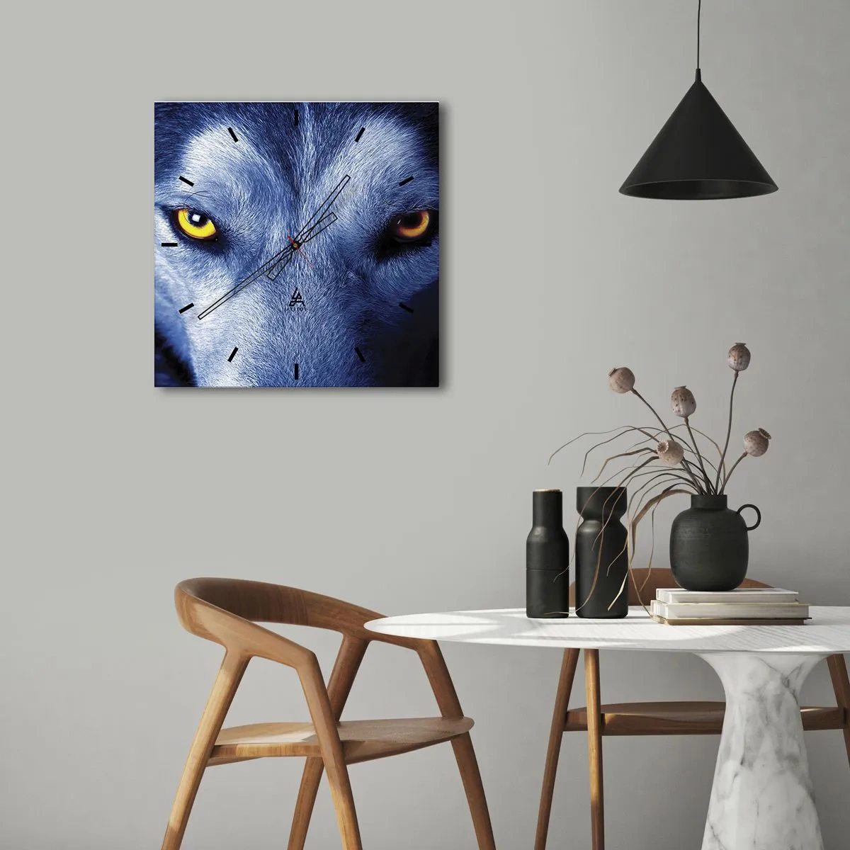 Wanduhr - Glasuhr - Nahaufnahme des intensiven Blicks eines Wolfes vor dunklem Hintergrund - 30x30cm - Faszinierender Blick - Moderne Wanddekoration für Wohnzimmer und Schlafzimmer ARTTOR