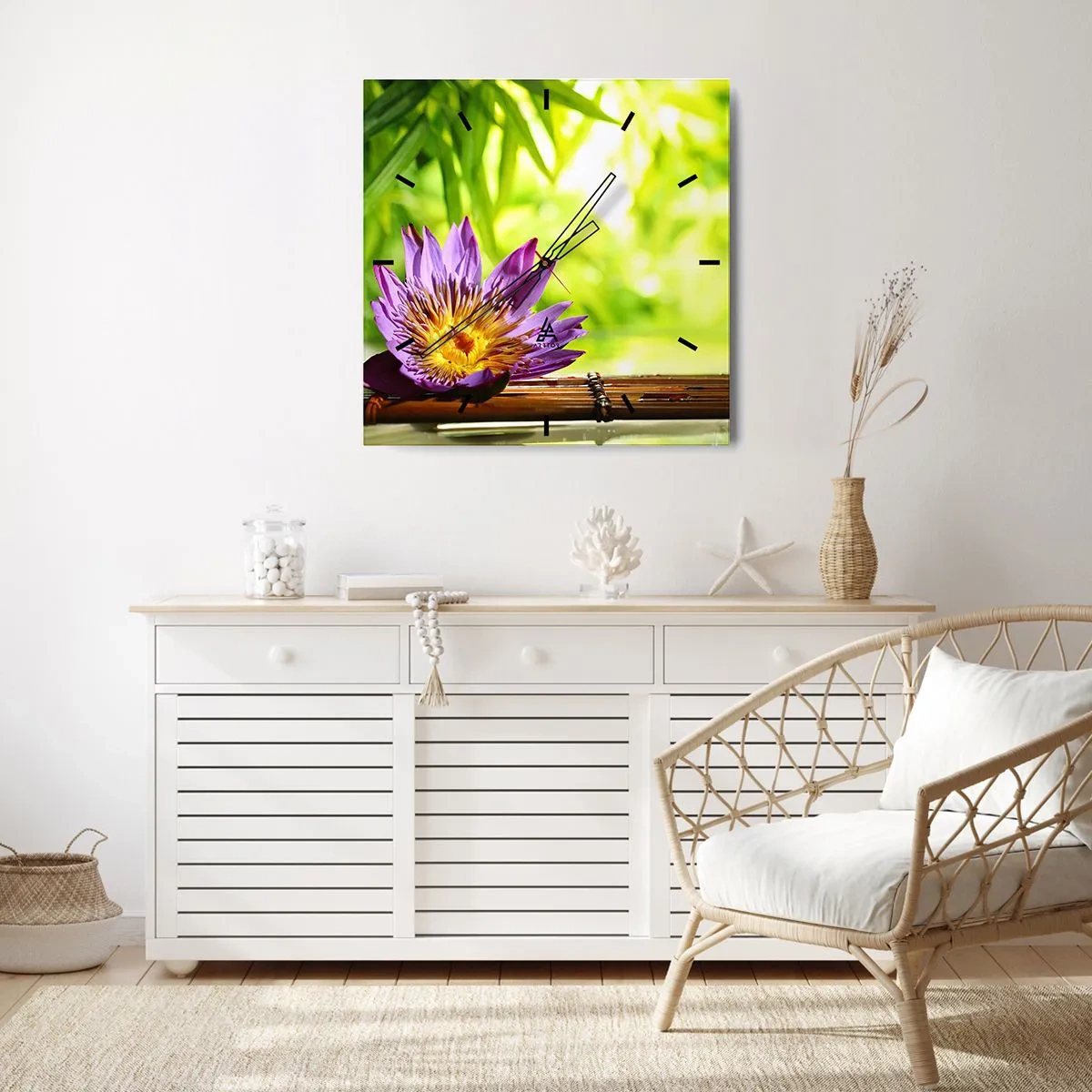 Wanduhr - Glasuhr - Lila Lotusblüte vor einem Hintergrund aus grünen Bambusblättern - 30x30cm - In der asiatischen Sonne - Moderne Wanddekoration für Wohnzimmer und Schlafzimmer ARTTOR