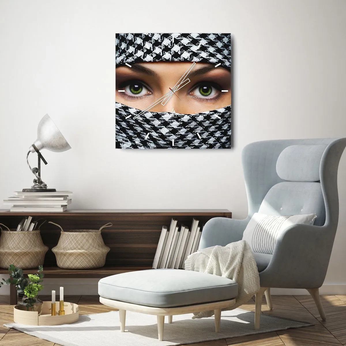 Wanduhr - Glasuhr - Ein Porträt einer verschleierten grünäugigen Schönheit - 30x30 cm