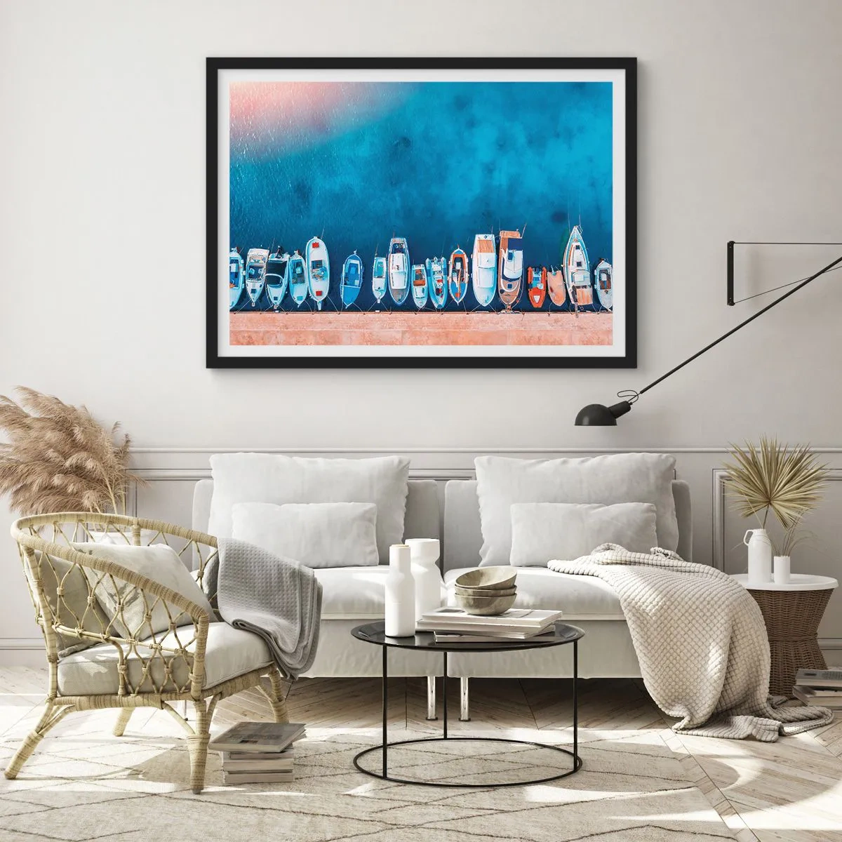 Poster in einem schwarzem Rahmen - Boote vertäut am Ufer vor dem blauen Wasser - 70x50cm - In einer Reihe - Moderne Wanddekoration für Wohnzimmer und Schlafzimmer ARTTOR