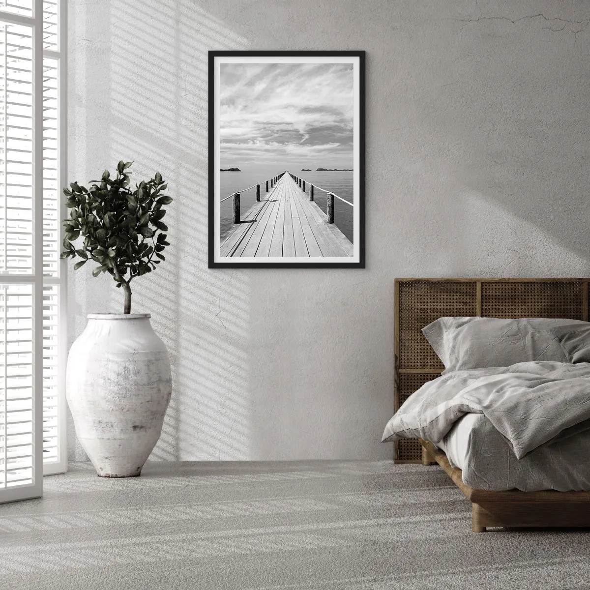 Poster in einem schwarzem Rahmen - Ein Holzsteg, der über ruhiges Wasser in die Ferne führt - 50x70cm - Oder vielleicht eine Reise ... - Moderne Wanddekoration für Wohnzimmer und Schlafzimmer ARTTOR