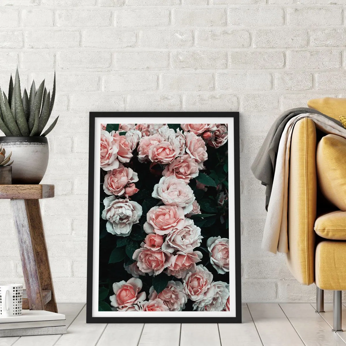 Poster in einem schwarzem Rahmen - Ein Strauß Rosen in zarten Rosatönen auf dunklem Untergrund - 50x70cm - Rosen-Ensemble - Moderne Wanddekoration für Wohnzimmer und Schlafzimmer ARTTOR