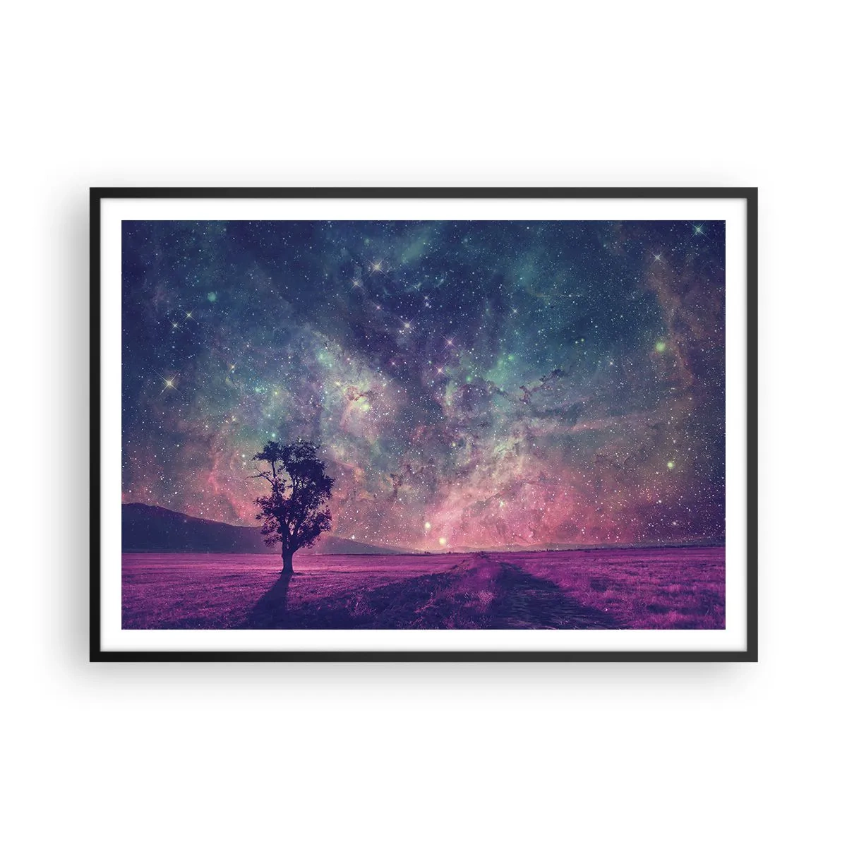 Poster in einem schwarzem Rahmen - Ein Baum vor einem Sternenhimmel in violetten und blauen Farben - 100x70cm - Unter dem magischen Himmel - Moderne Wanddekoration für Wohnzimmer und Schlafzimmer ARTTOR