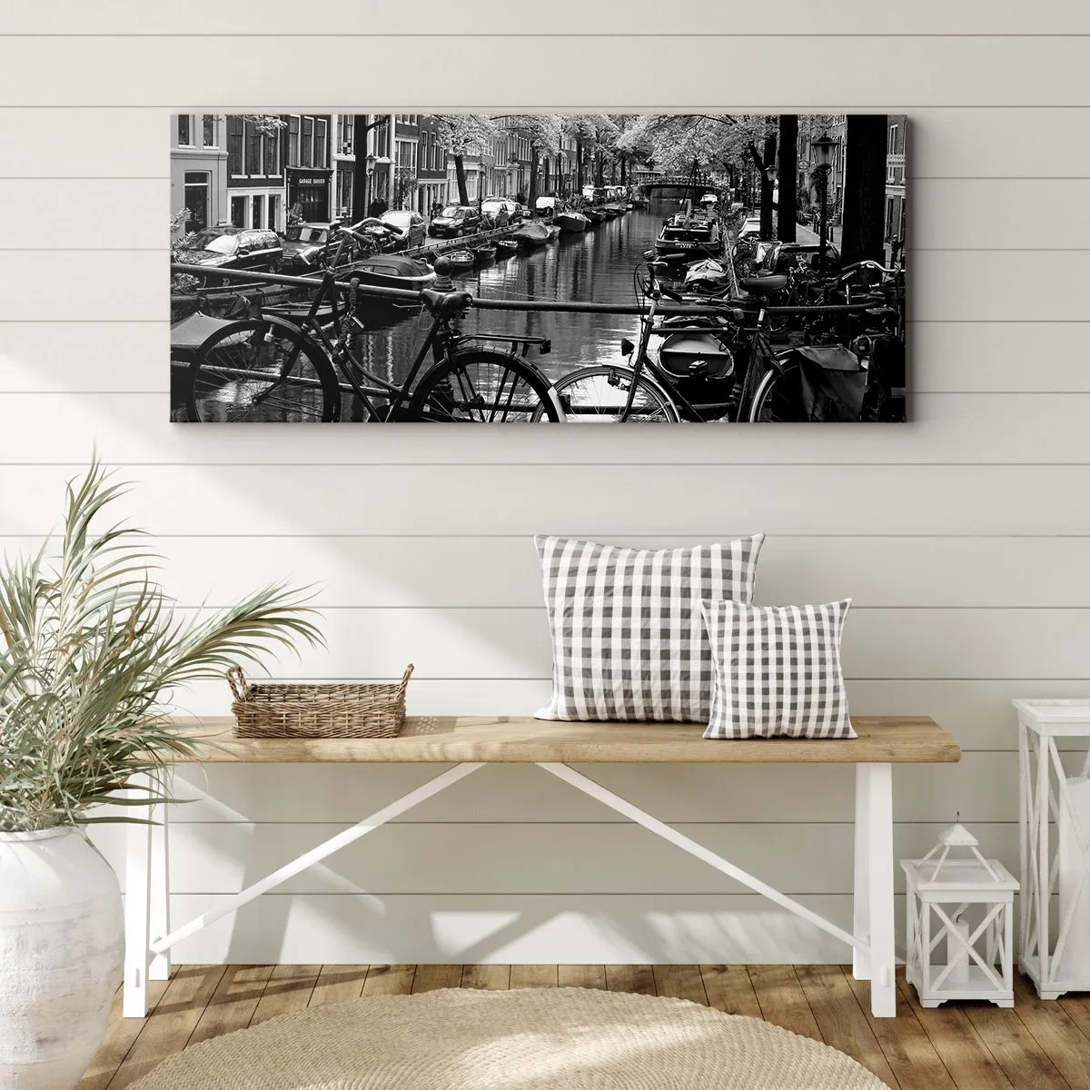 Bild auf Leinwand - Leinwandbild - Kanal mit Fahrrädern in Schwarzweißfotografie - 160x50cm - Ein sehr holländischer Anblick - Moderne Wanddekoration für Wohnzimmer und Schlafzimmer ARTTOR