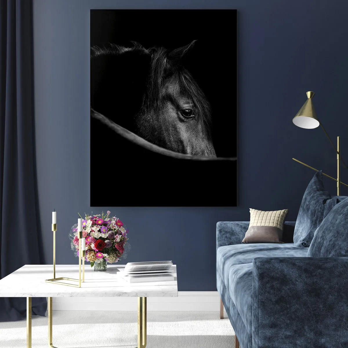 Glasbild - Bild auf glas - Ein Schwarz-Weiß-Porträt eines Pferdes mit einem subtilen Spiel aus Licht und Schatten vor dunklem Hintergrund. - 80x120cm - Schwarzer Prinz - Moderne Wanddekoration für Wohnzimmer und Schlafzimmer ARTTOR
