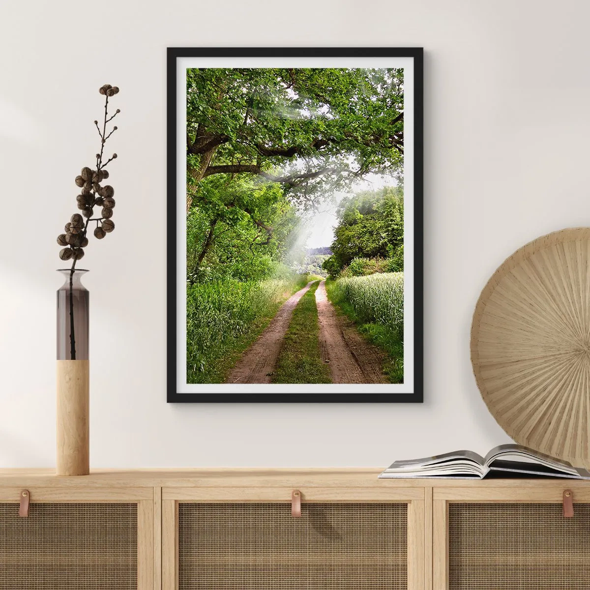 Poster in einem schwarzem Rahmen - Eine schattige Schotterstraße, umgeben von üppigen grünen Bäumen und Wiesen - 50x70cm - Et in Arcadia ego - Moderne Wanddekoration für Wohnzimmer und Schlafzimmer ARTTOR