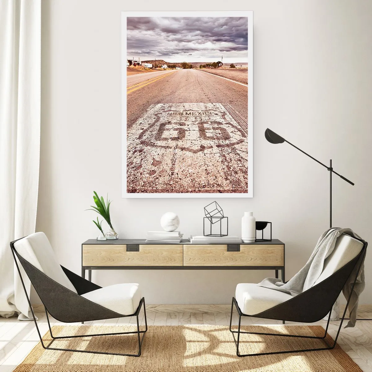 Poster - Eine Straße mit dem Symbol der Route 66, die durch eine Wüstenlandschaft führt - 50x70cm - Mother Road - eine amerikanische Legende - Moderne Wanddekoration für Wohnzimmer und Schlafzimmer ARTTOR