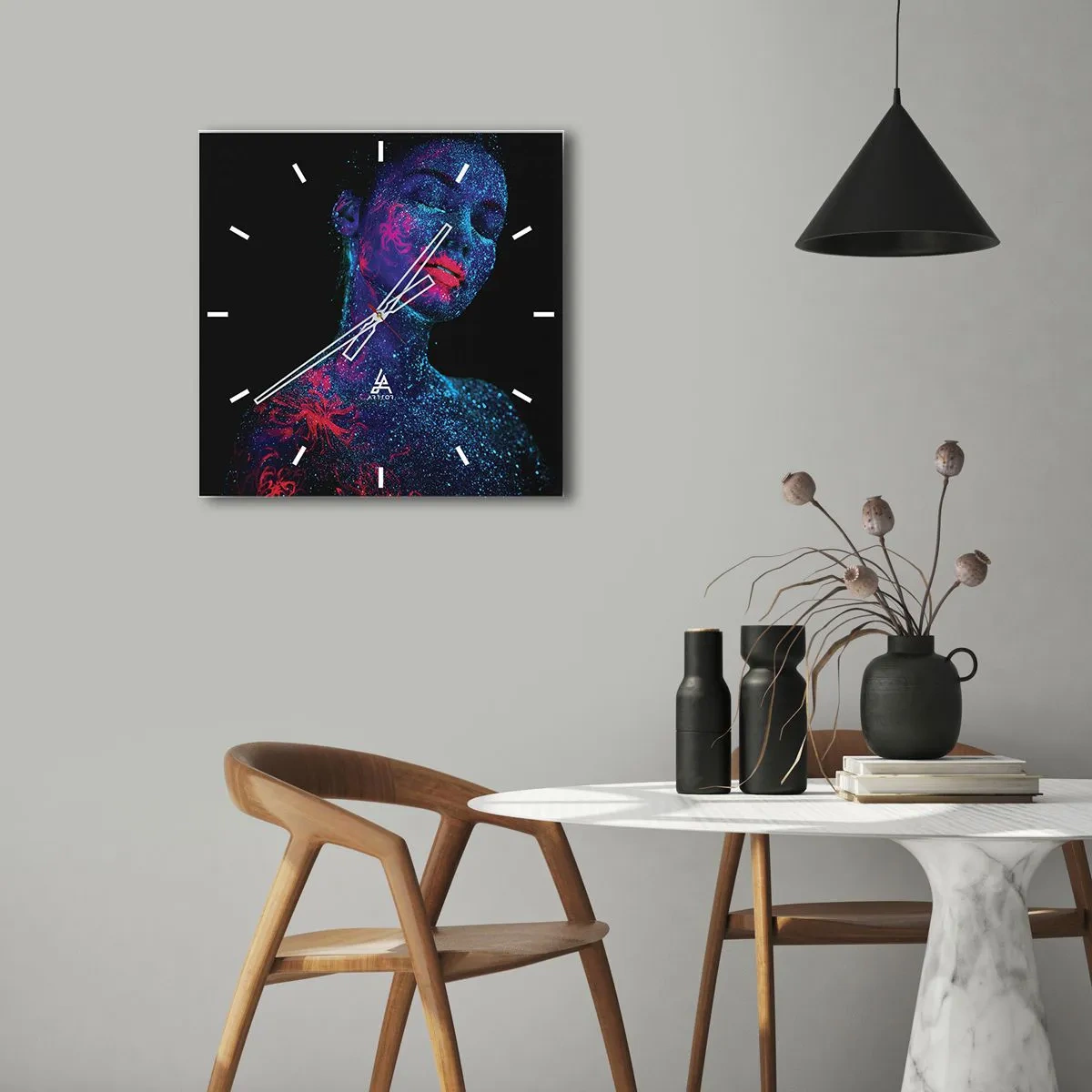 Wanduhr - Glasuhr - Porträt einer Frau in Neonfarben auf schwarzem Hintergrund - 30x30cm - Im Sternenstaub - Moderne Wanddekoration für Wohnzimmer und Schlafzimmer ARTTOR