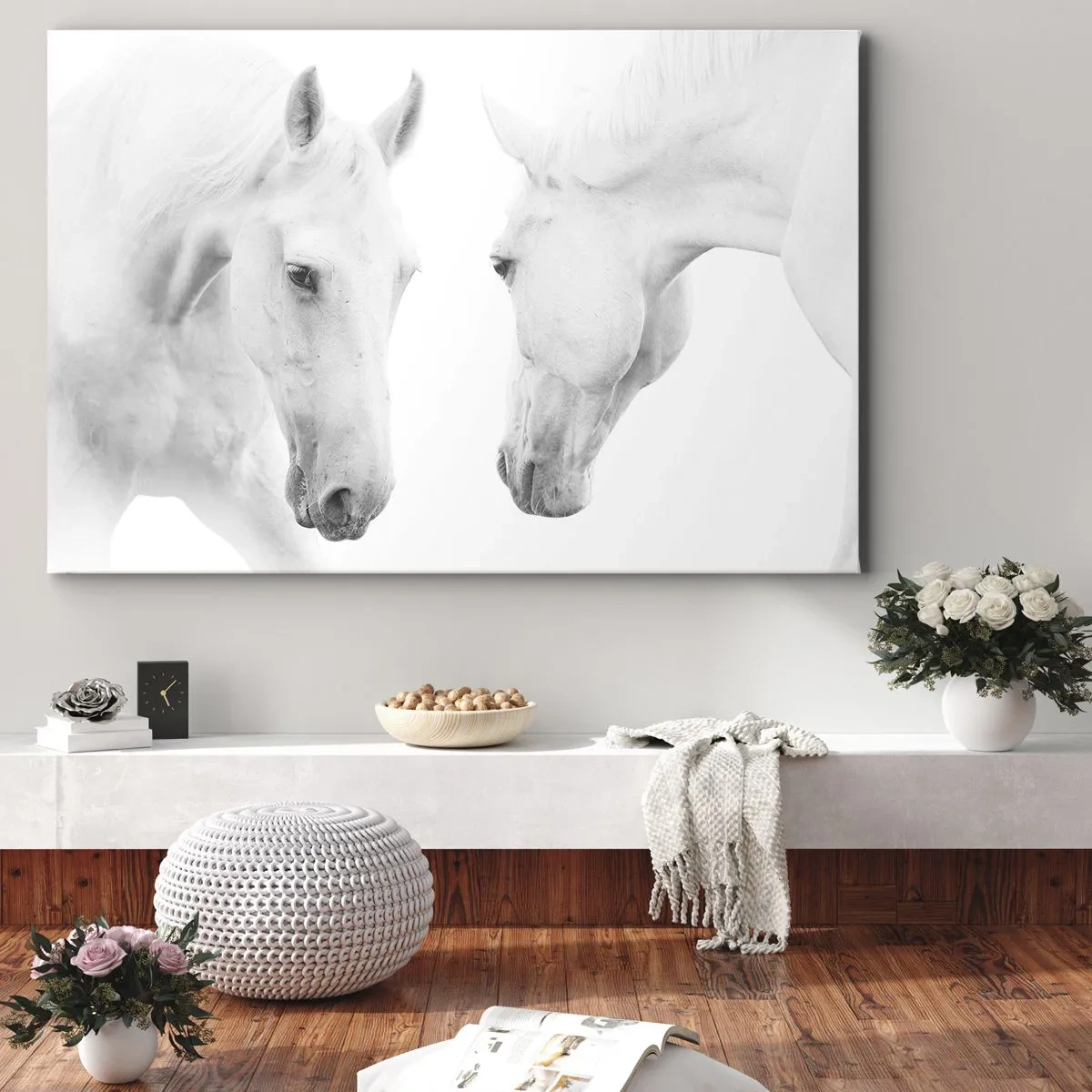 Bild auf Leinwand - Leinwandbild - Ein minimalistisches Porträt zweier weißer Pferde - 70x50cm - Ist das Freundschaft...? - Moderne Wanddekoration für Wohnzimmer und Schlafzimmer ARTTOR