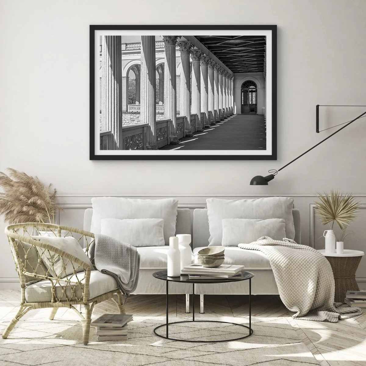 Poster in einem schwarzem Rahmen - Kolonnade im klassischen Stil in Schwarz und Weiß - 70x50cm - Sonnige Arkade - Moderne Wanddekoration für Wohnzimmer und Schlafzimmer ARTTOR