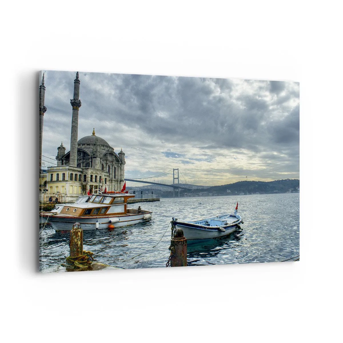 Bild auf Leinwand - Leinwandbild - Ein historisches Gebäude auf dem Wasser mit Booten und einer Brücke im Hintergrund - 100x70cm - An der Grenze der Welten - Moderne Wanddekoration für Wohnzimmer und Schlafzimmer ARTTOR