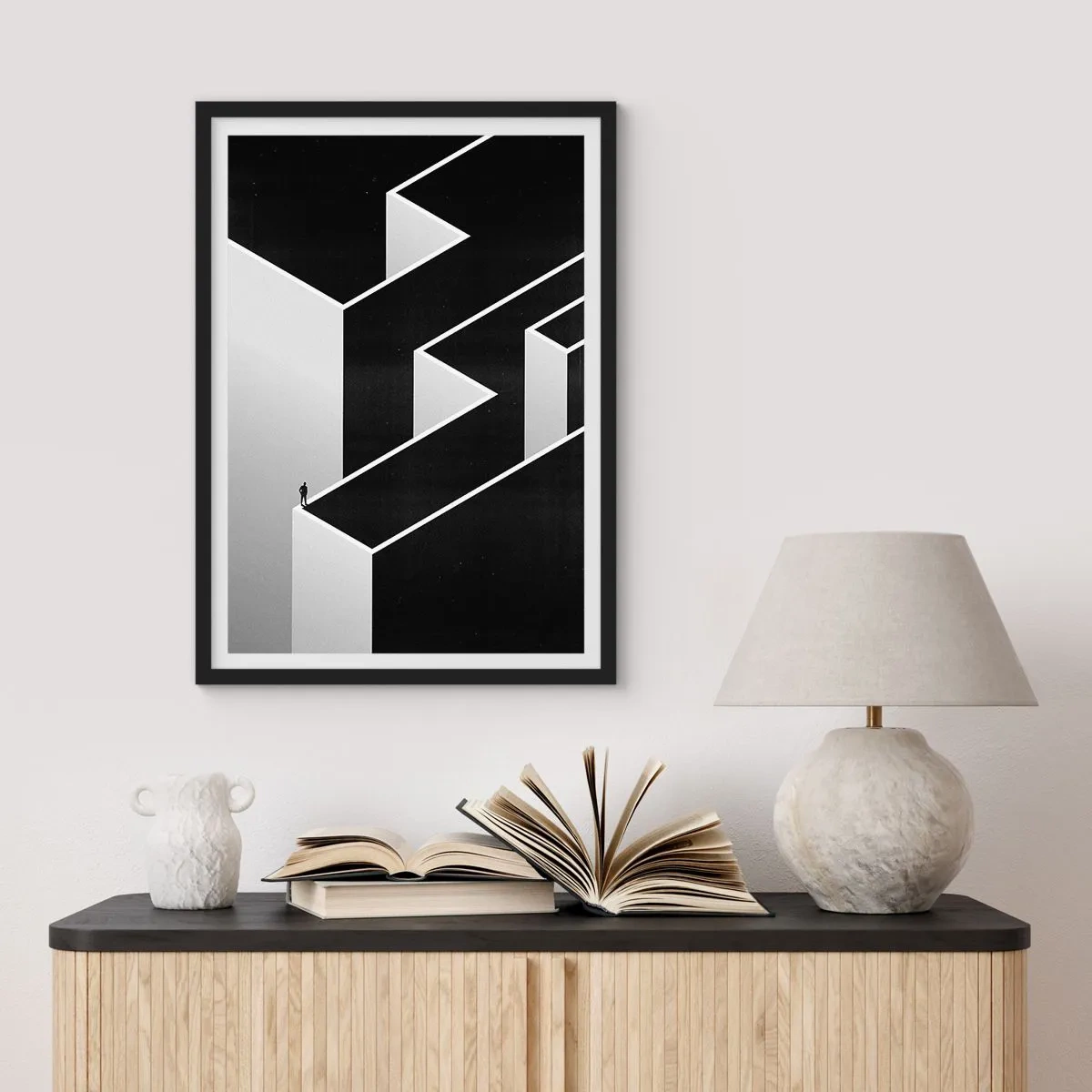 Poster in einem schwarzem Rahmen - Ein minimalistisches Labyrinth in Schwarz und Weiß - 50x70cm - Einsamkeit an der Spitze - Moderne Wanddekoration für Wohnzimmer und Schlafzimmer ARTTOR