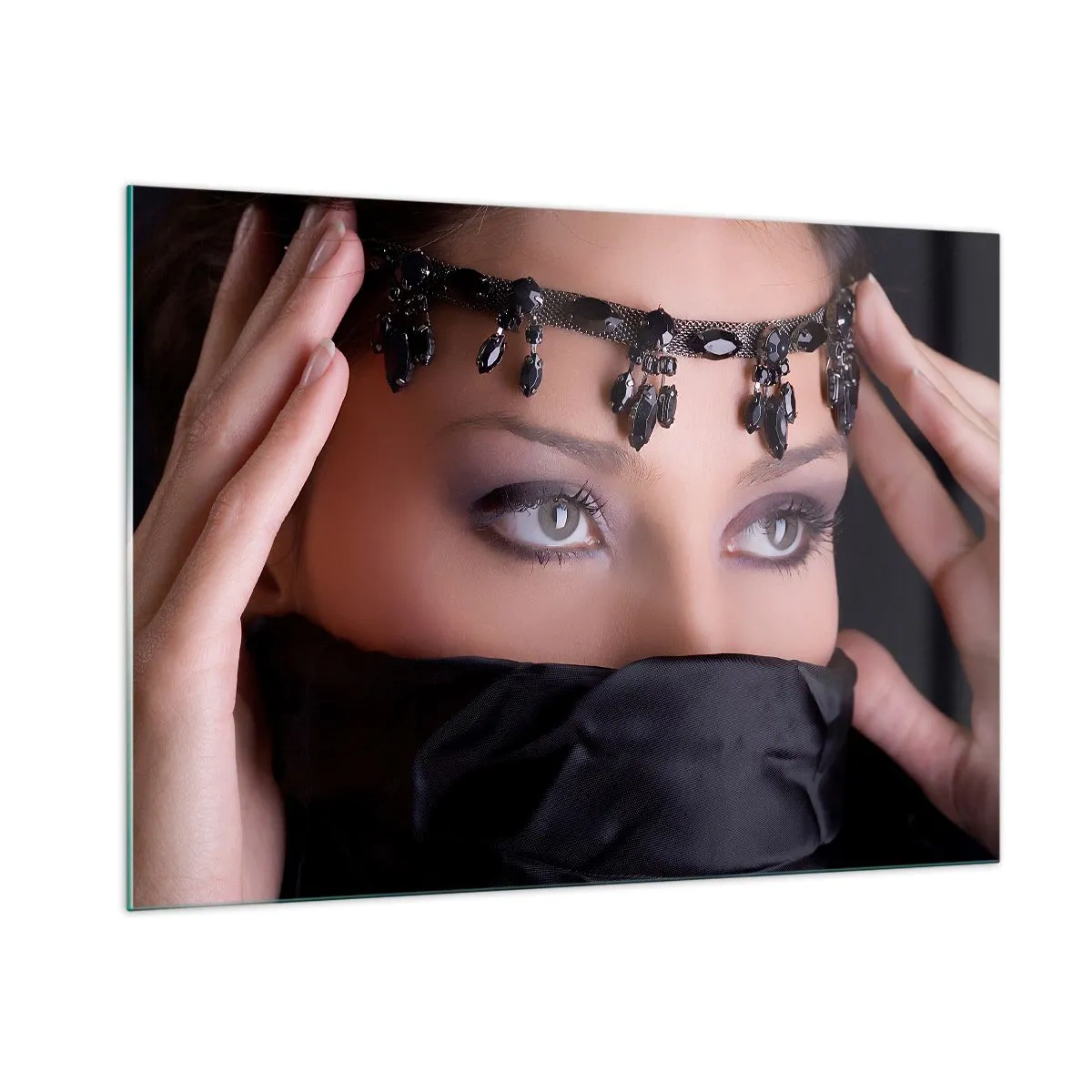 Glasbild - Bild auf glas - Ein Frauengesicht mit einer verzierten Tiara und einem intensiven Blick - 100x70cm - Orientalisches verführerisches Geheimnis - Moderne Wanddekoration für Wohnzimmer und Schlafzimmer ARTTOR