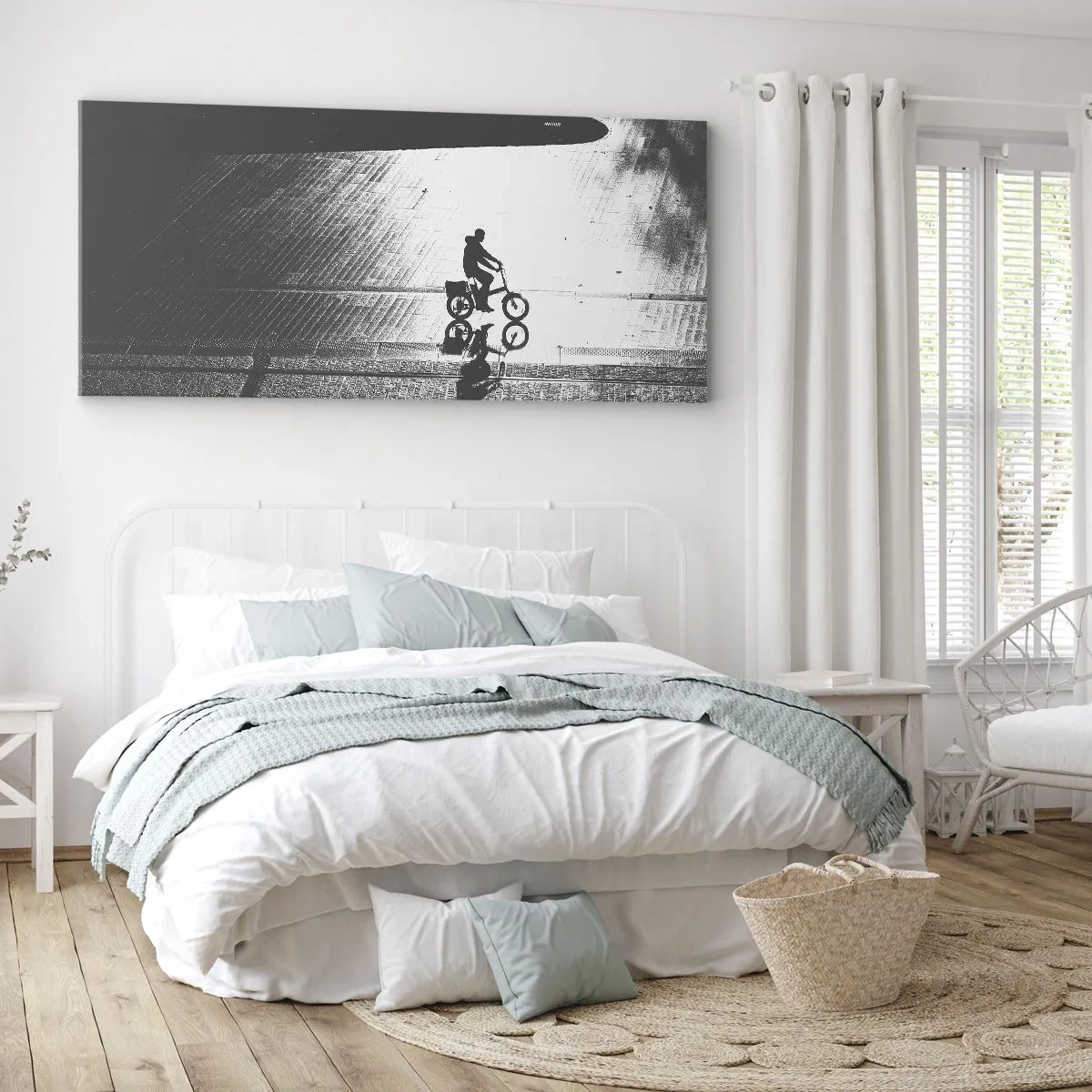 Bild auf Leinwand - Leinwandbild - Schwarz-weiße Silhouette eines Radfahrers auf einer nassen Straße - 120x50cm - Vor sich hin durch die Stadt - Moderne Wanddekoration für Wohnzimmer und Schlafzimmer ARTTOR