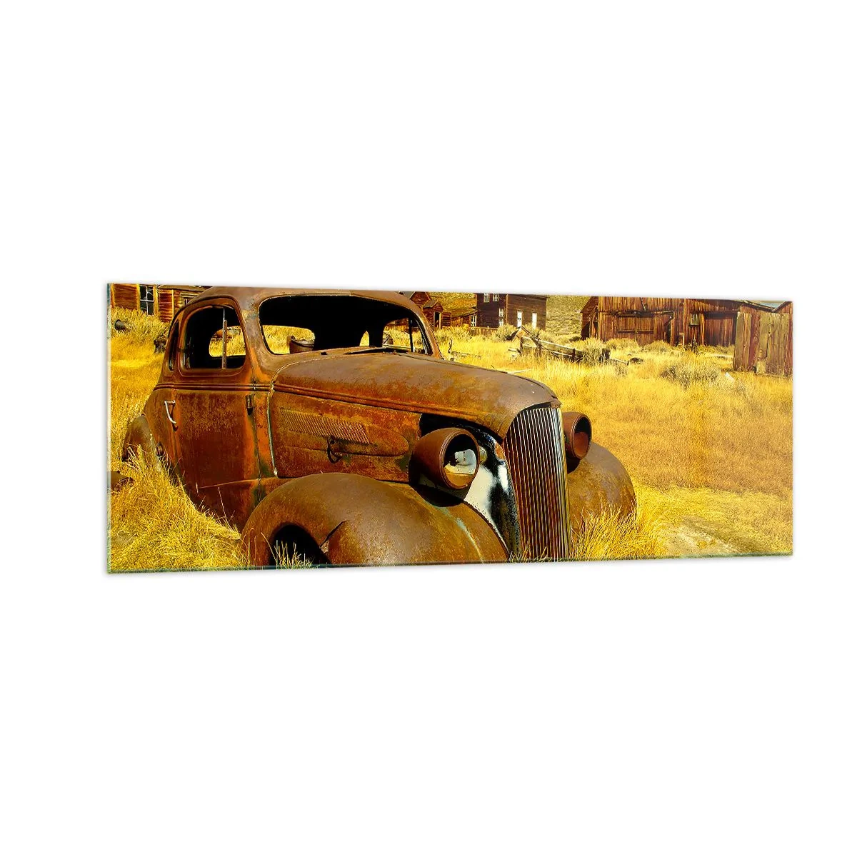 Glasbild - Bild auf glas - Ein altes rostiges Auto vor dem Hintergrund verlassener Holzhütten - 140x50cm - Eine wohlverdiente Ruhe - Moderne Wanddekoration für Wohnzimmer und Schlafzimmer ARTTOR