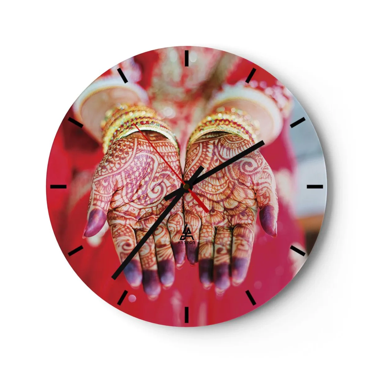 Wanduhr - Glasuhr - Mit Henna verzierte Hände in traditioneller Kleidung vor rotem Hintergrund - 30x30cm - Bereit, das Glück zu fangen? - Moderne Wanddekoration für Wohnzimmer, Küche und Schlafzimmer ARTTOR