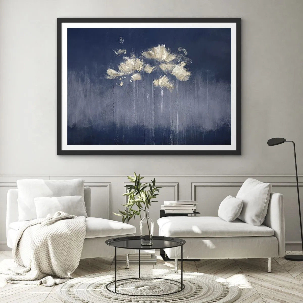 Poster in einem schwarzem Rahmen - Zarte Blüten auf blauem Hintergrund - 70x50cm - Wie Blütenblätter im Wind - Moderne Wanddekoration für Wohnzimmer und Schlafzimmer ARTTOR