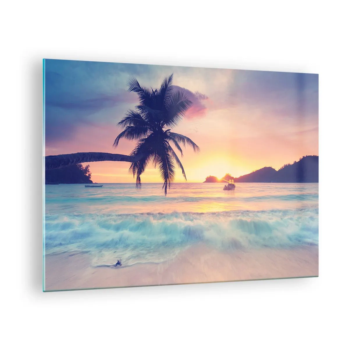 Glasbild - Bild auf glas - Palmenstrand bei Sonnenuntergang mit einem Boot am Horizont - 70x50cm - Ein Abend in der Bucht - Moderne Wanddekoration für Wohnzimmer und Schlafzimmer ARTTOR