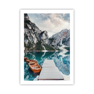 Poster - Ein Bergsee mit Holzbooten und einem Steg - 50x70cm - Wir zeigen Ihnen Schönheit - Moderne Wanddekoration für Wohnzimmer und Schlafzimmer ARTTOR