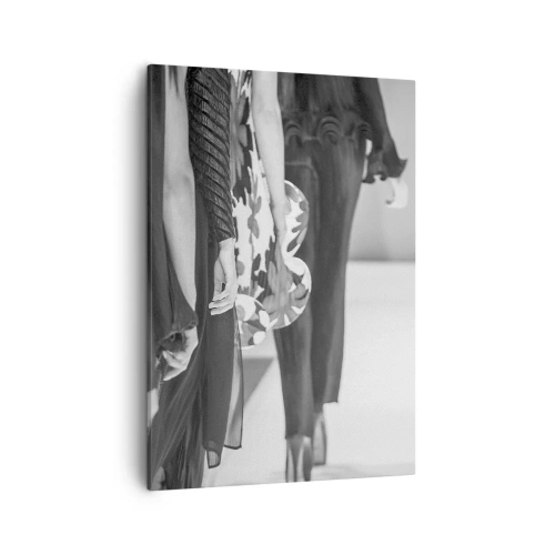 Bild auf Leinwand - Leinwandbild - Eine schwarz-weiße Laufstegszene, die die Details der Kleider und Figuren der Models zeigt. - 50x70cm - Eine stilvolle Parade - Moderne Wanddekoration für Wohnzimmer und Schlafzimmer ARTTOR