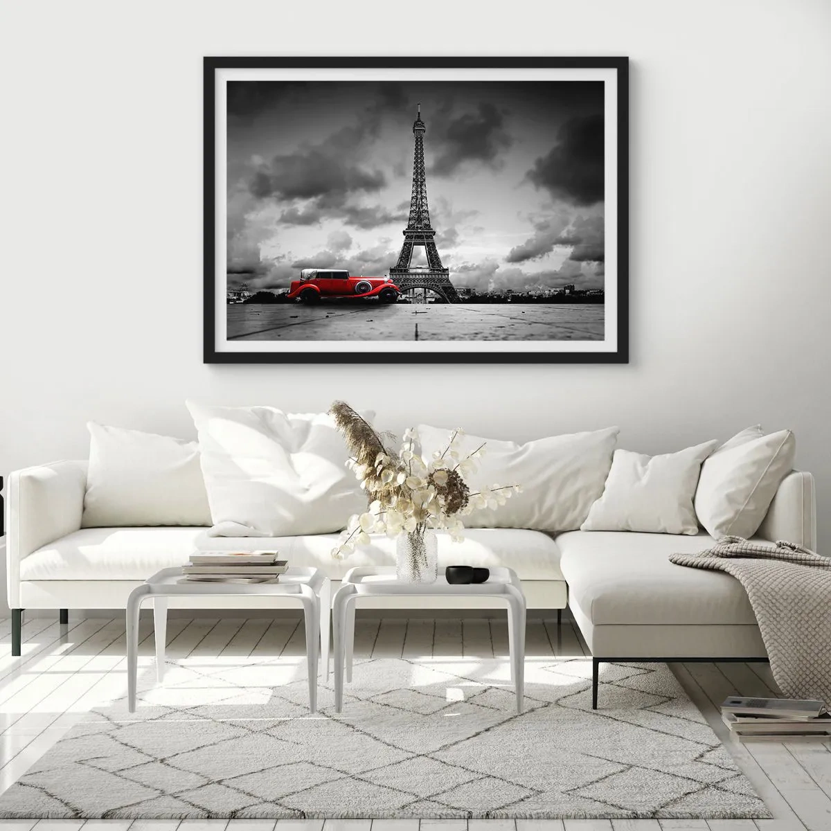 Poster in einem schwarzem Rahmen - Rotes Retro-Auto vor dem Eiffelturm in Schwarz und Weiß - 100x70cm - Vor nicht allzu langer Zeit in Paris - Moderne Wanddekoration für Wohnzimmer und Schlafzimmer ARTTOR