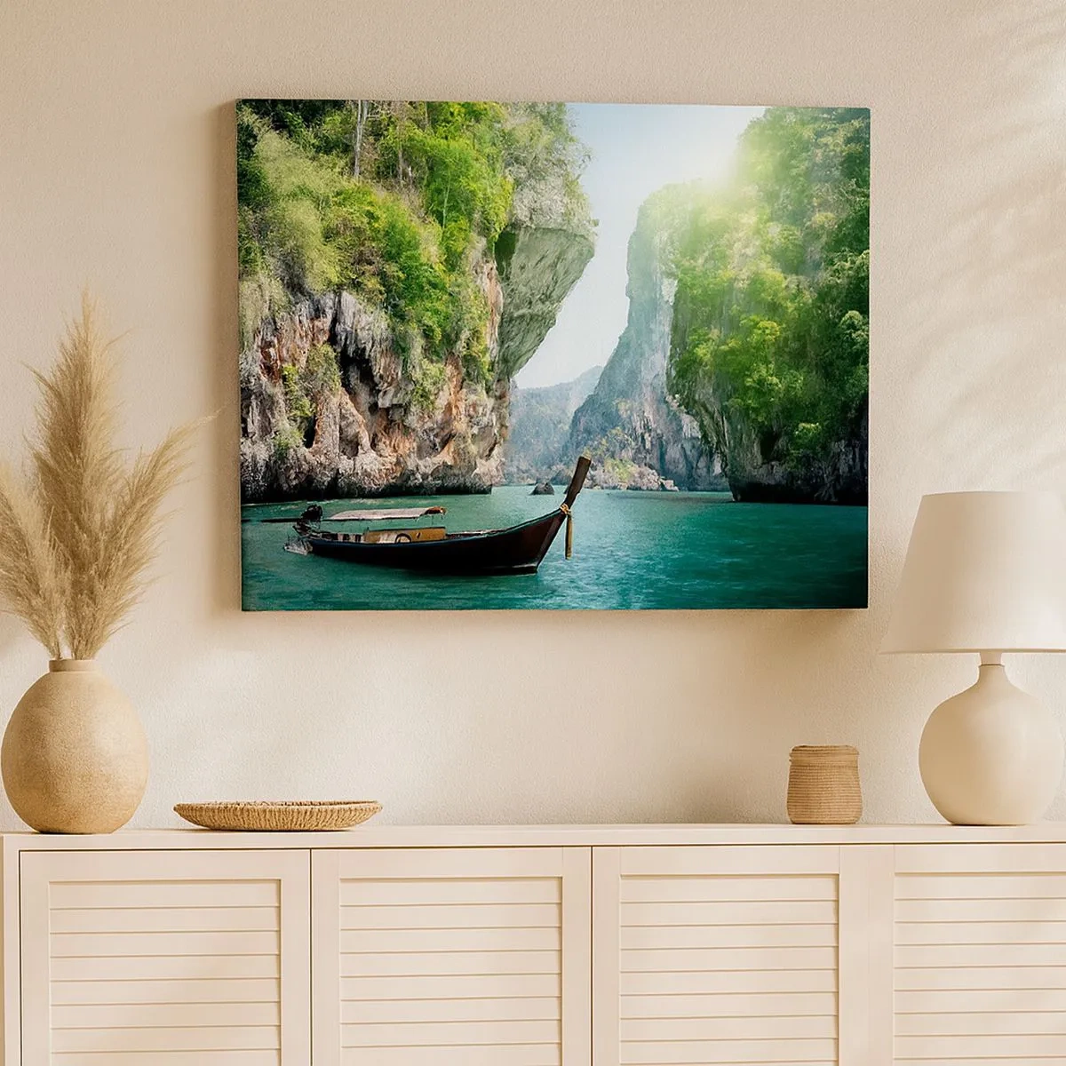 Bild auf Leinwand - Leinwandbild - Ein traditionelles Boot vor der Kulisse tropischer Klippen und türkisfarbenem Wasser - 70x50cm - Eine Einladung zu einer exotischen Reise - Moderne Wanddekoration für Wohnzimmer und Schlafzimmer ARTTOR