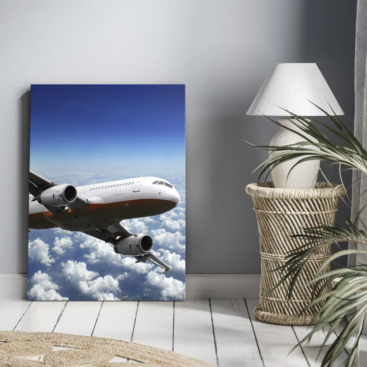 Bild auf Leinwand - Leinwandbild - Ein Passagierflugzeug fliegt über den Wolken vor einem blauen Himmel. - 50x70cm - Entferne dich von allem - Moderne Wanddekoration für Wohnzimmer und Schlafzimmer ARTTOR