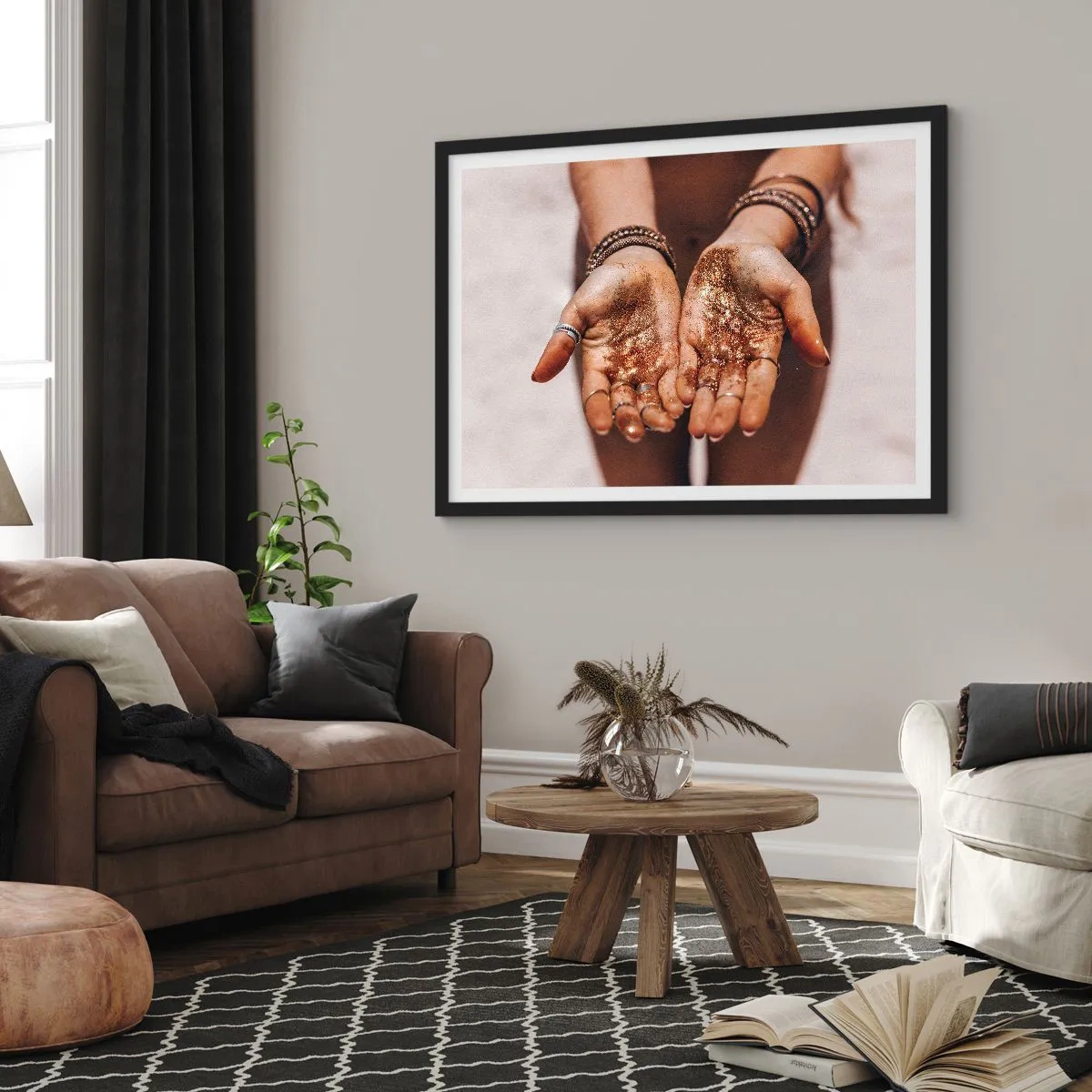 Poster in einem schwarzem Rahmen - Nahaufnahme von Händen mit Glitzer in warmen Farbtönen - 70x50cm - Ein Geschenk für dich - Moderne Wanddekoration für Wohnzimmer und Schlafzimmer ARTTOR