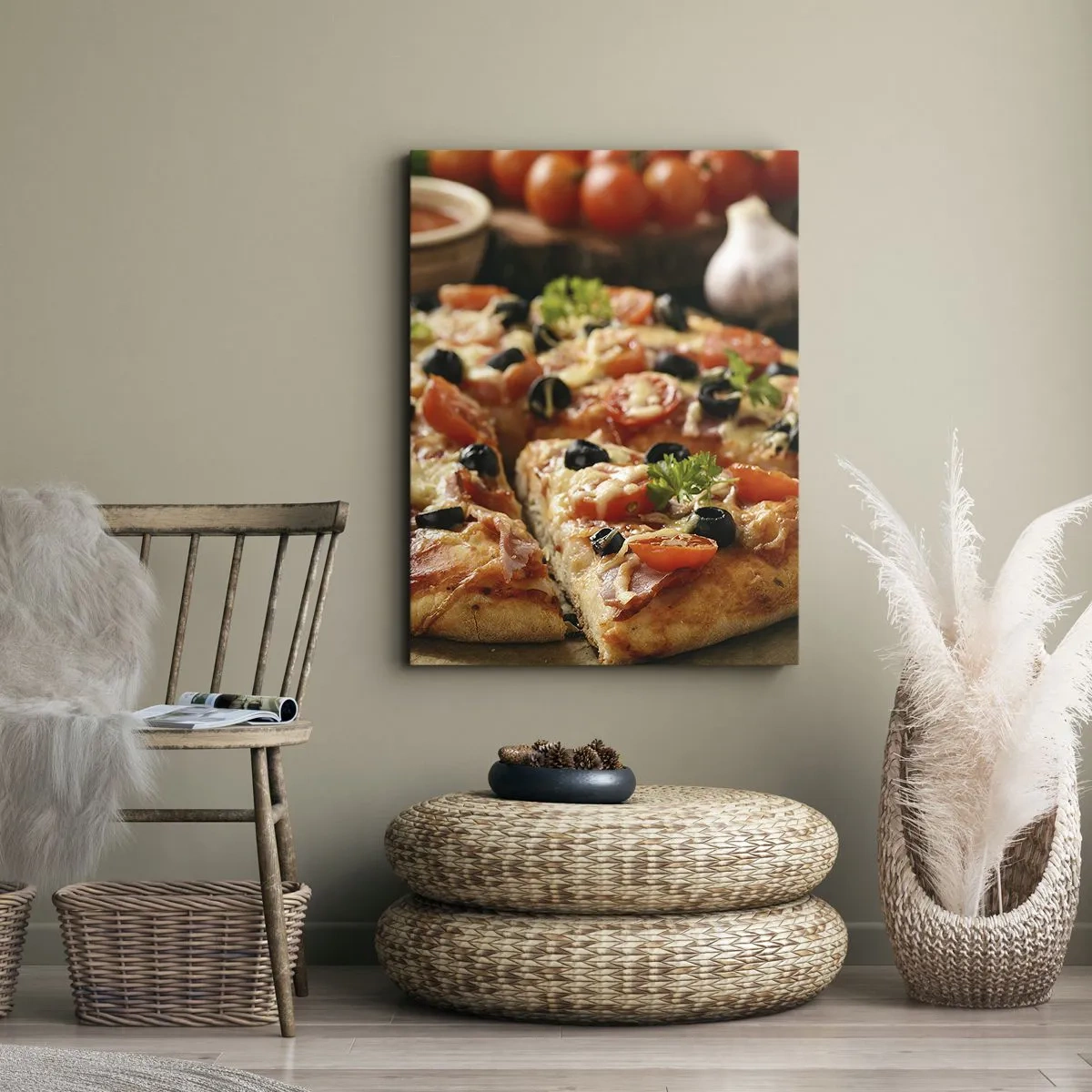 Bild auf Leinwand - Leinwandbild - Pizza mit Tomaten, Oliven und frischen Kräutern auf dem Tisch - 50x70cm - Du bist schon wieder davongekommen - Moderne Wanddekoration für Wohnzimmer und Schlafzimmer ARTTOR