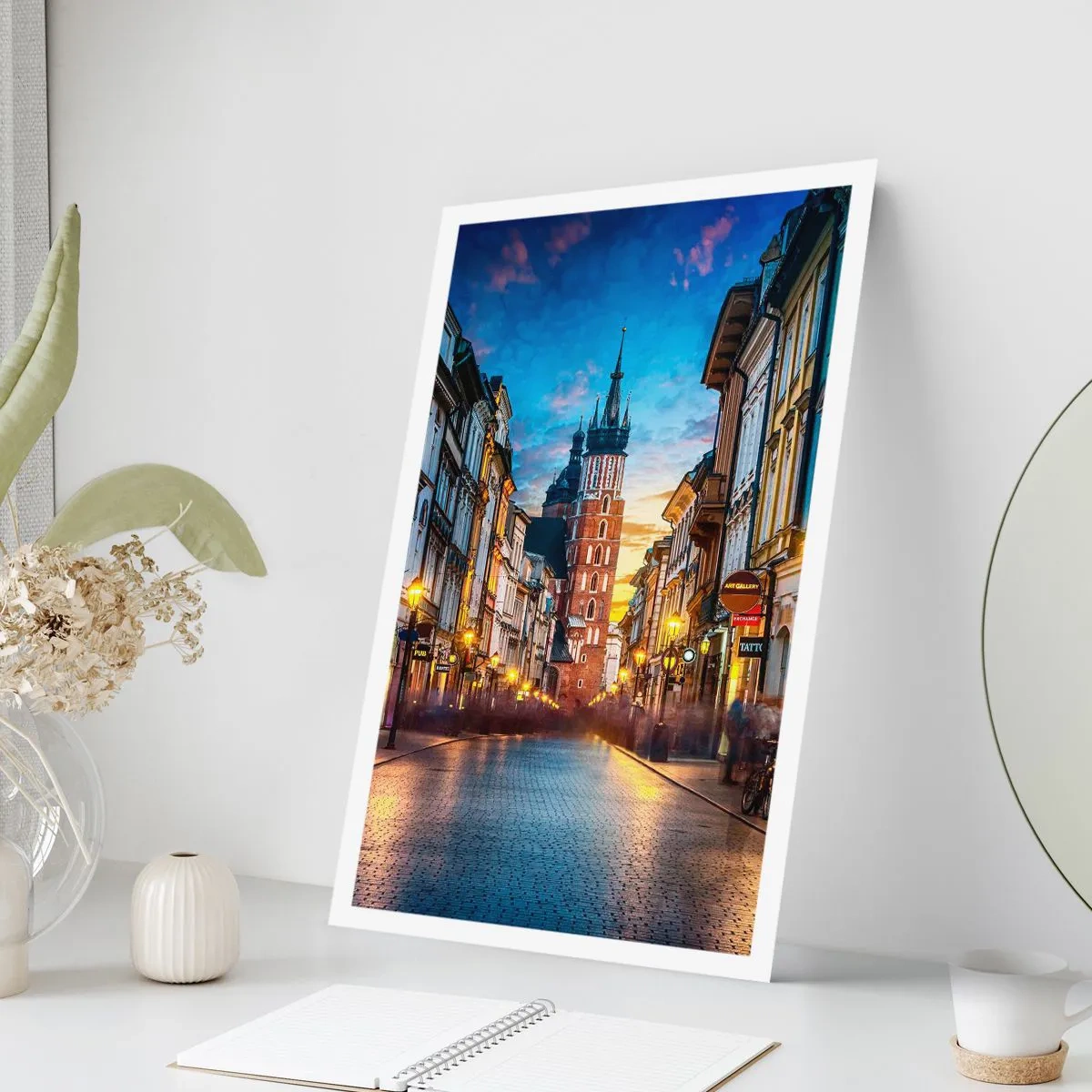 Poster - Abendansicht der Grodzka-Straße und der Marienkirche in Krakau - 50x70cm - Krakauer Charme - Moderne Wanddekoration für Wohnzimmer und Schlafzimmer ARTTOR