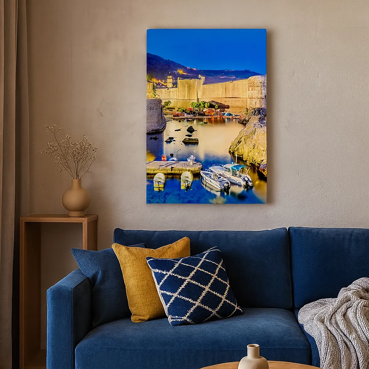 Bild auf Leinwand - Leinwandbild - Ein malerischer Hafen bei Nacht mit beleuchteten Gebäuden - 50x70cm - Beleuchtete Nacht an der Adria - Moderne Wanddekoration für Wohnzimmer und Schlafzimmer ARTTOR
