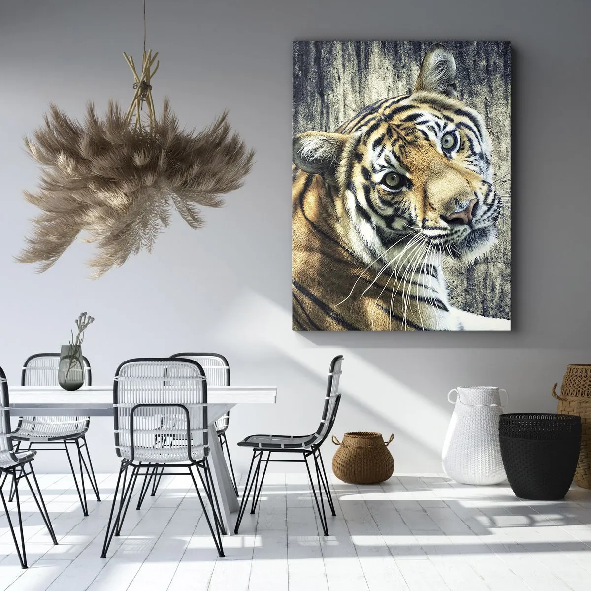 Bild auf Leinwand - Leinwandbild - Ein Tiger liegt an einer rauen Wand - 50x70cm - Portrait in Lichtstrahlen - Moderne Wanddekoration für Wohnzimmer und Schlafzimmer ARTTOR