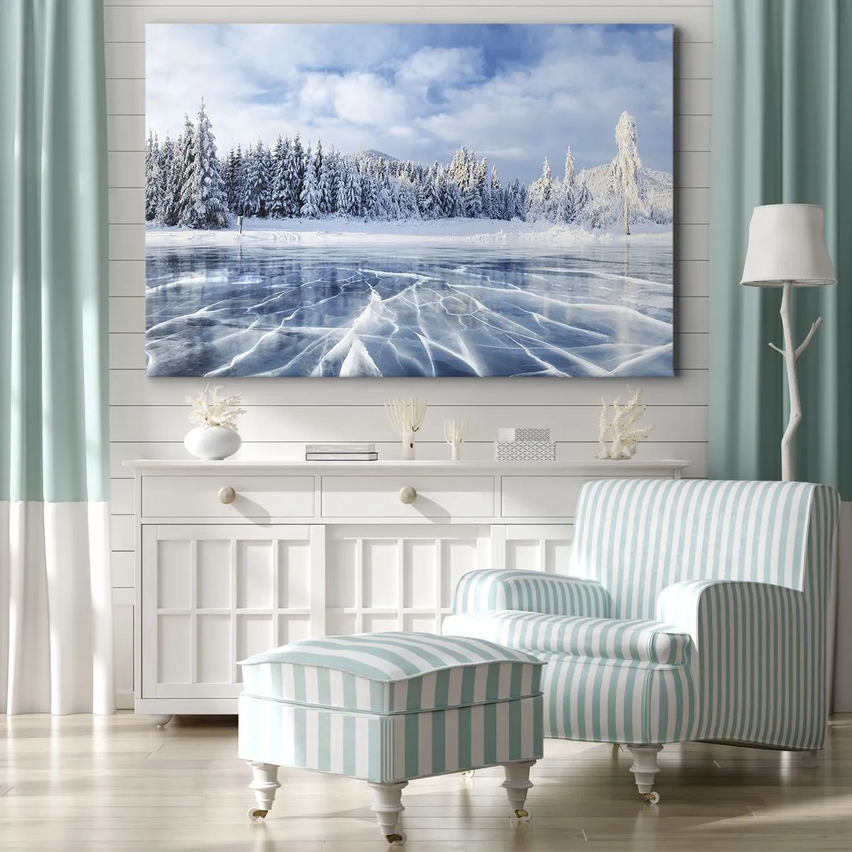 Bild auf Leinwand - Leinwandbild - Ein zugefrorener See, umgeben von einem schneebedeckten Wald - 70x50cm - Eine schillernde und kristallklare Aussicht - Moderne Wanddekoration für Wohnzimmer und Schlafzimmer ARTTOR