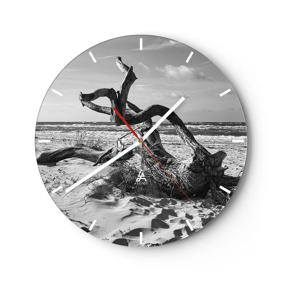 Wanduhr - Glasuhr - Eine schwarz-weiße Landschaft mit einem heruntergefallenen Ast an einem Sandstrand. - 30x30cm - Meeresskulptur - Moderne Wanddekoration für Wohnzimmer, Küche und Schlafzimmer ARTTOR