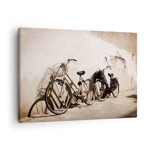 Bild auf Leinwand - Leinwandbild - Zwei Fahrräder lehnen an einer alten Wand im Retro-Stil - 70x50cm - Der unvergessliche Charme der Vergangenheit - Moderne Wanddekoration für Wohnzimmer und Schlafzimmer ARTTOR