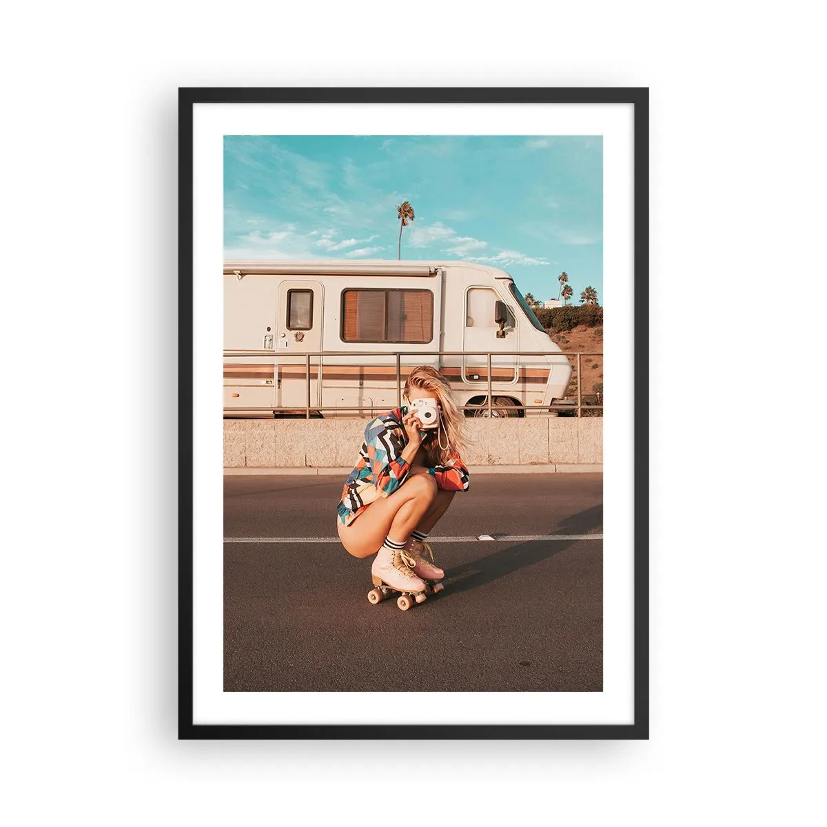 Poster in einem schwarzem Rahmen - Ein Mädchen auf Rollschuhen mit einer Kamera vor einem Wohnmobil - 50x70cm - Lächel bitte! - Moderne Wanddekoration für Wohnzimmer und Schlafzimmer ARTTOR