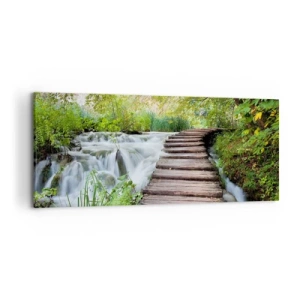 Bild auf Leinwand - Leinwandbild - Eine Holzbrücke über einen Wasserfall, umgeben von üppigem grünen Wald. - 120x50cm - Das Wasser ist überhaupt nicht ruhig - Moderne Wanddekoration für Wohnzimmer und Schlafzimmer ARTTOR