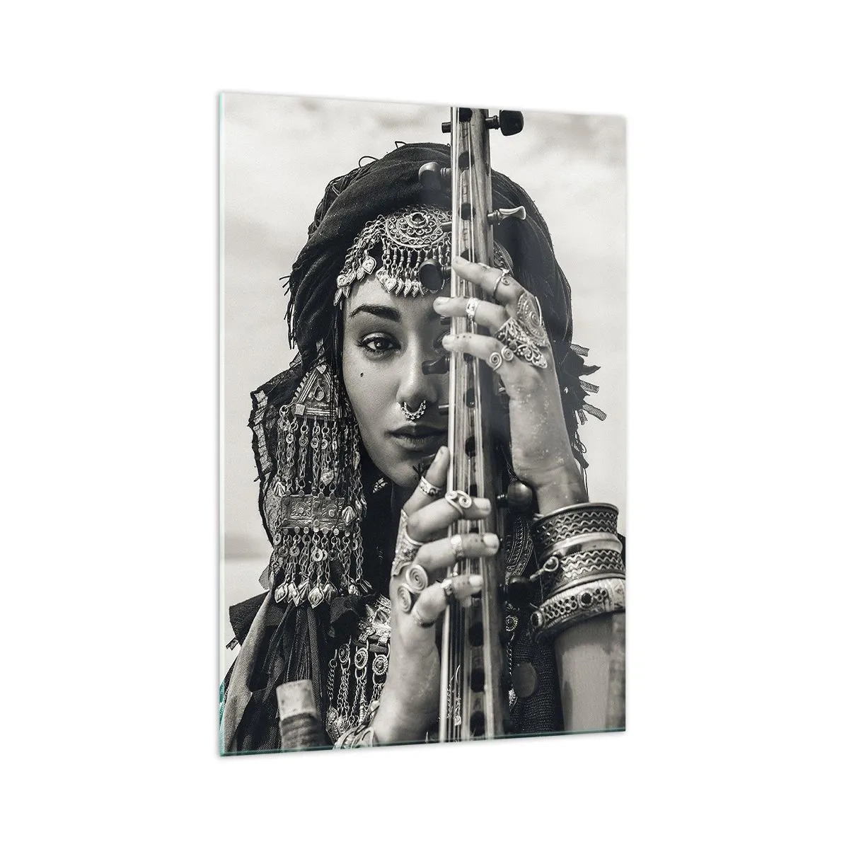 Glasbild - Bild auf glas - Porträt einer Frau mit ethnischem Schmuck, die ein Instrument in der Hand hält - 70x100cm - Die Musik des Orients selbst - Moderne Wanddekoration für Wohnzimmer und Schlafzimmer ARTTOR