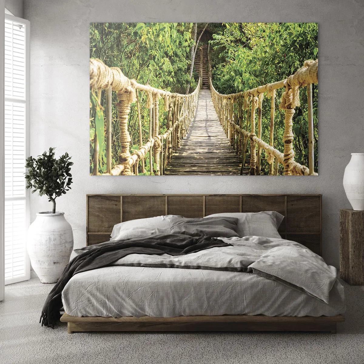 Glasbild - Bild auf glas - Eine hölzerne Hängebrücke, umgeben von üppigem Grün - 70x50cm - Im Grünen ausgesetzt - Moderne Wanddekoration für Wohnzimmer und Schlafzimmer ARTTOR