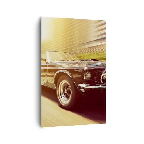 Bild auf Leinwand - Leinwandbild - Ein Oldtimer in Bewegung vor urbaner Kulisse - 80x120cm - 1967 - die Legende kehrt zurück - Moderne Wanddekoration für Wohnzimmer und Schlafzimmer ARTTOR