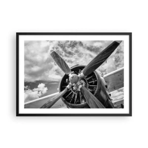 Poster in einem schwarzem Rahmen - Ein Schwarzweißfoto eines Flugzeugpropellers vor einem dynamischen Himmel. - 70x50cm - Eroberer der Lüfte - Moderne Wanddekoration für Wohnzimmer und Schlafzimmer ARTTOR
