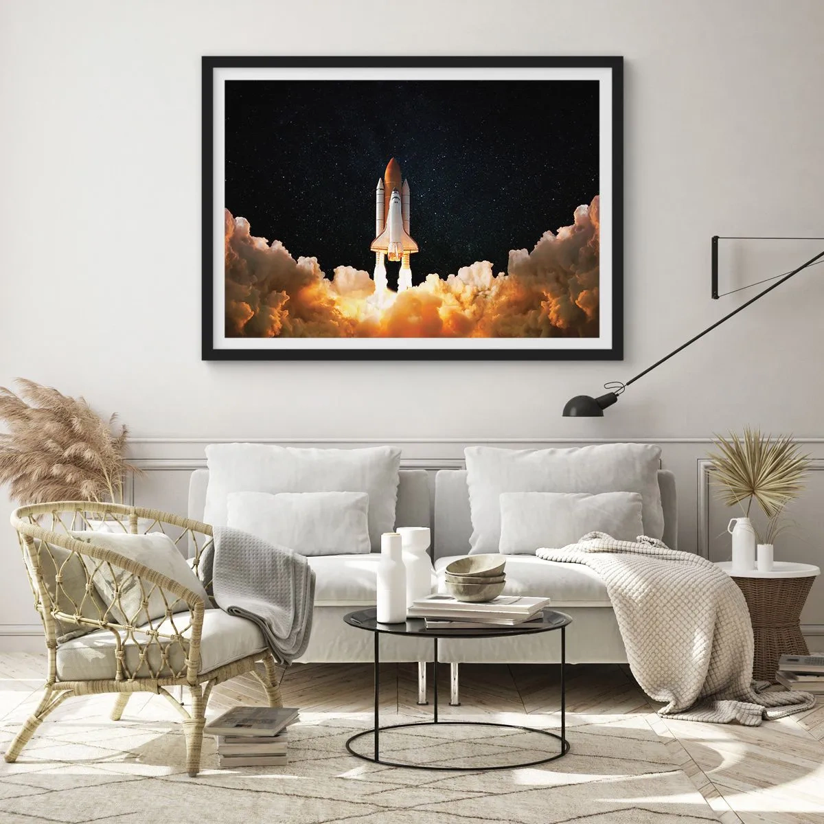 Poster in einem schwarzem Rahmen - Eine Weltraumrakete hebt vor dem Sternenhimmel ab - 70x50cm - Ad Astra! - Moderne Wanddekoration für Wohnzimmer und Schlafzimmer ARTTOR