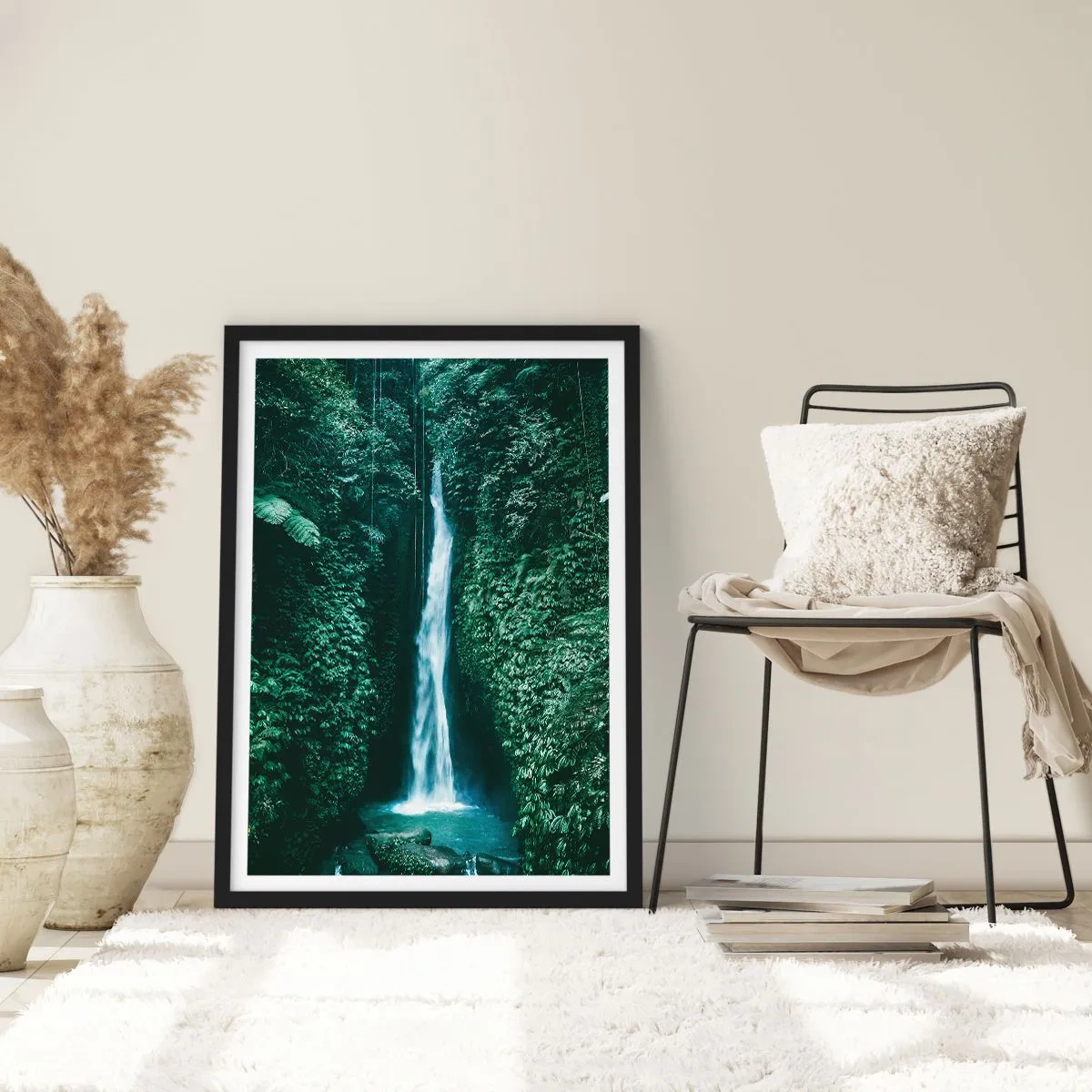 Poster in einem schwarzem Rahmen - Wasserfall im tropischen Dschungel - 50x70cm - Tropisches Spa - Moderne Wanddekoration für Wohnzimmer und Schlafzimmer ARTTOR