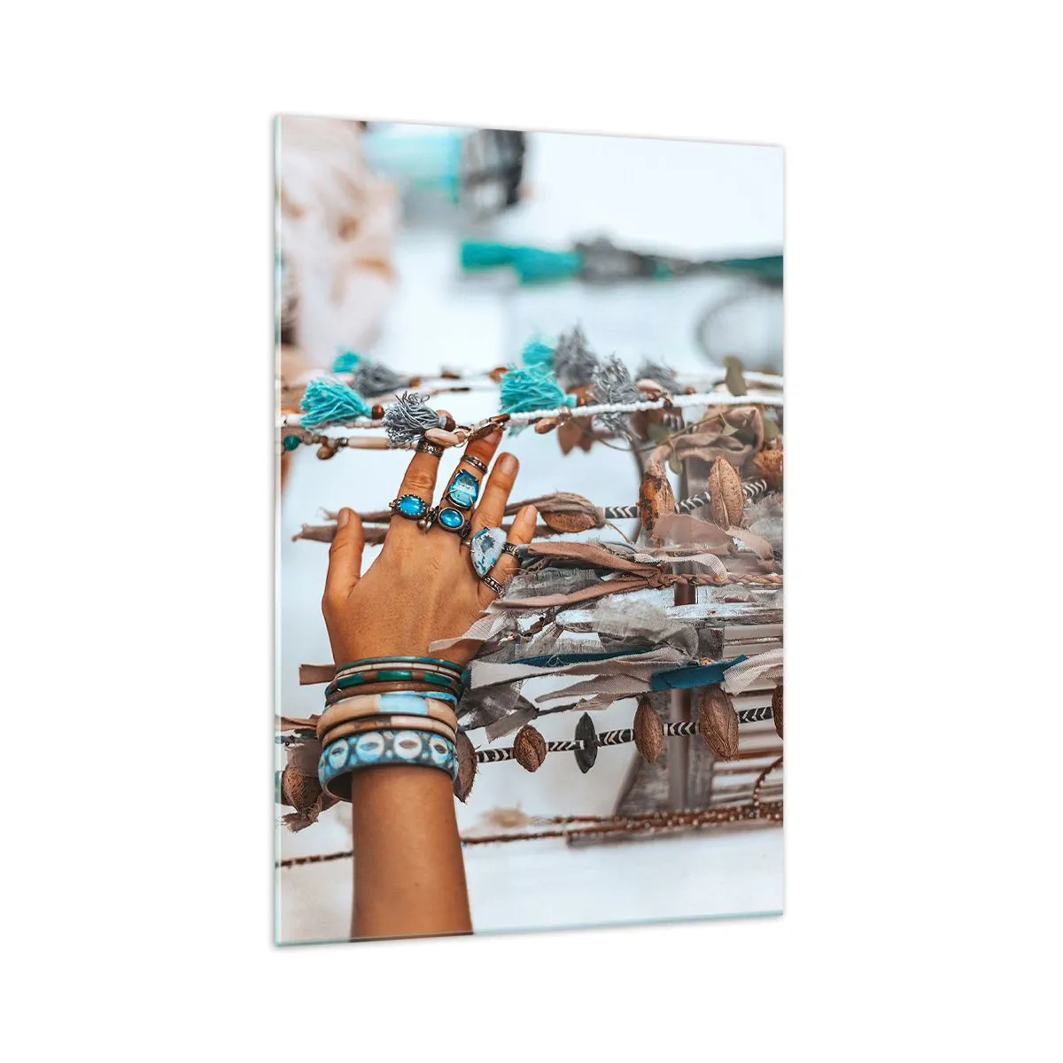 Glasbild - Bild auf glas - Eine mit Boho-Schmuck geschmückte Hand mit Dekorationen im Hintergrund - 70x100cm - Lokale Schätze - Moderne Wanddekoration für Wohnzimmer und Schlafzimmer ARTTOR