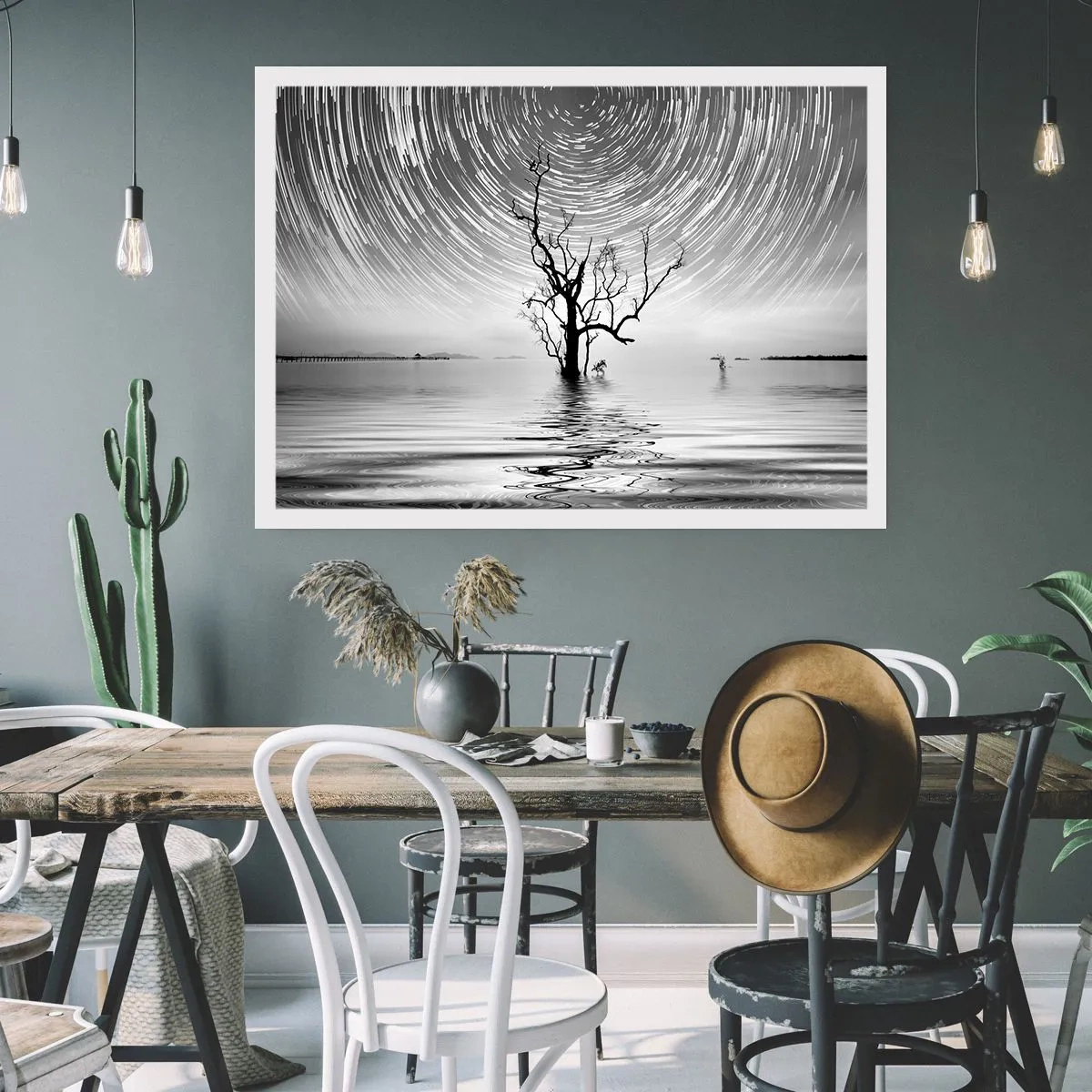 Poster - Ein Baum im Wasser unter einem Nachthimmel mit sich bewegenden Sternen - 100x70cm - Eine Sinfonie der Natur - Moderne Wanddekoration für Wohnzimmer und Schlafzimmer ARTTOR