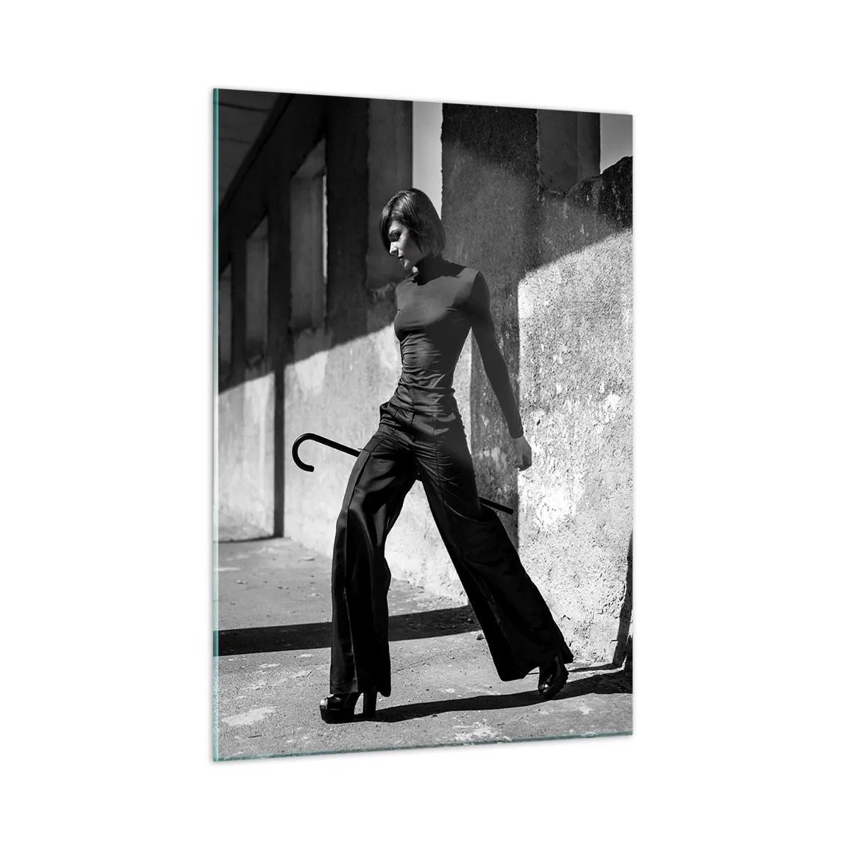 Glasbild - Bild auf glas - Schwarz-Weiß-Fotografie einer Frau in elegantem Outfit in urbaner Umgebung. - 50x70cm - Urbane Eleganz - Moderne Wanddekoration für Wohnzimmer und Schlafzimmer ARTTOR